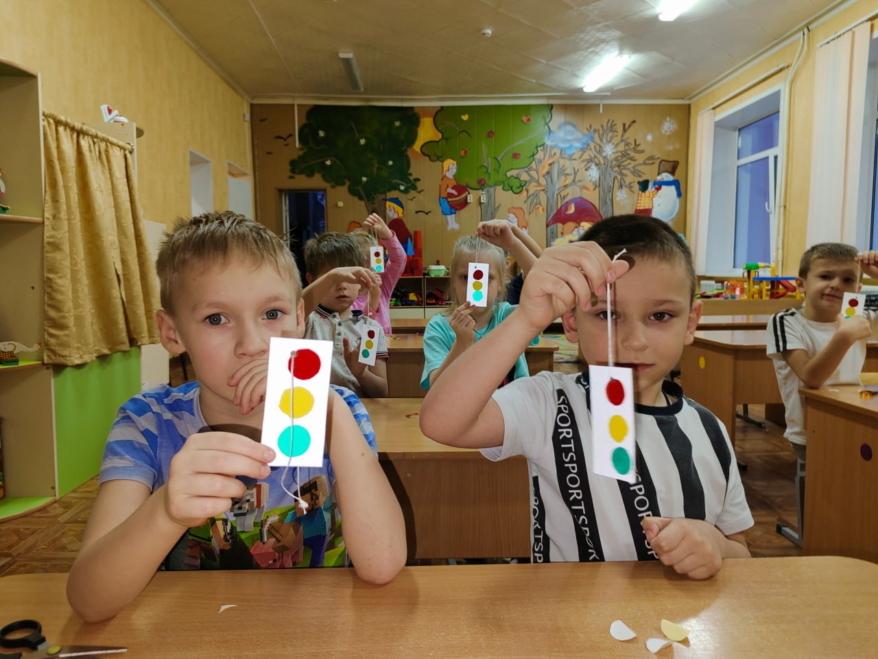 Волшебные светофорчики для безопасности дошколят - сотрудники Госавтоинспекции научили малышей делать световозвращатели Волшебные светофорчики для безопасности дошколят - сотрудники Госавтоинспекции научили малышей делать световозвращатели