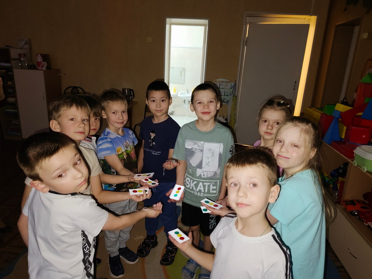 Волшебные светофорчики для безопасности дошколят - сотрудники Госавтоинспекции научили малышей делать световозвращатели Волшебные светофорчики для безопасности дошколят - сотрудники Госавтоинспекции научили малышей делать световозвращатели