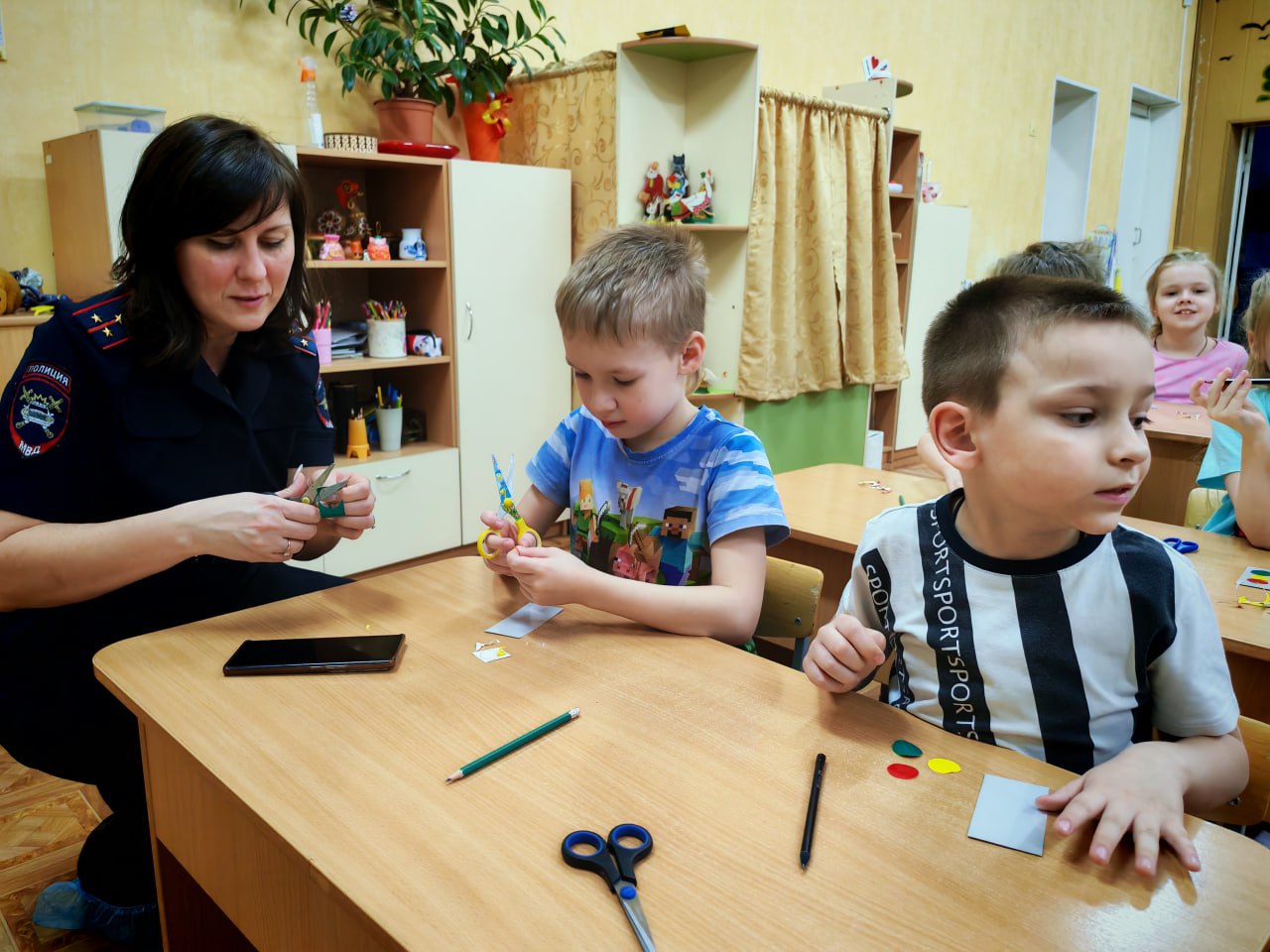 Волшебные светофорчики для безопасности дошколят - сотрудники Госавтоинспекции научили малышей делать световозвращатели Волшебные светофорчики для безопасности дошколят - сотрудники Госавтоинспекции научили малышей делать световозвращатели