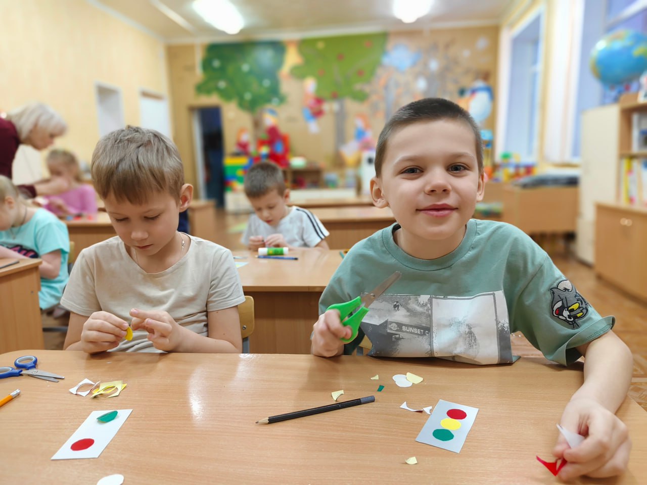 Волшебные светофорчики для безопасности дошколят - сотрудники Госавтоинспекции научили малышей делать световозвращатели Волшебные светофорчики для безопасности дошколят - сотрудники Госавтоинспекции научили малышей делать световозвращатели