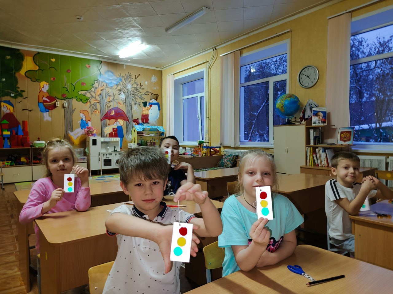 Волшебные светофорчики для безопасности дошколят - сотрудники Госавтоинспекции научили малышей делать световозвращатели Волшебные светофорчики для безопасности дошколят - сотрудники Госавтоинспекции научили малышей делать световозвращатели