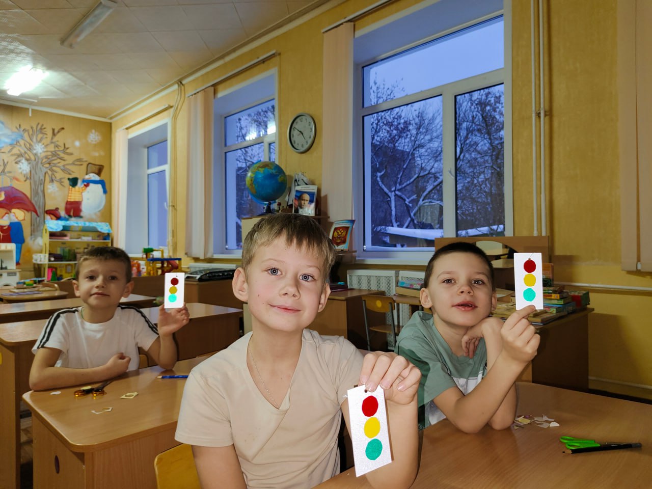 Волшебные светофорчики для безопасности дошколят - сотрудники Госавтоинспекции научили малышей делать световозвращатели Волшебные светофорчики для безопасности дошколят - сотрудники Госавтоинспекции научили малышей делать световозвращатели