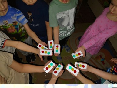 Волшебные светофорчики для безопасности дошколят - сотрудники Госавтоинспекции научили малышей делать световозвращатели