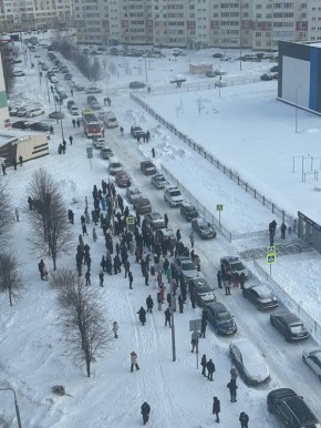 СМИ пишут, что подросток ворвался с ножом в лицей в Нижнекамске и ранил женщину-охранника, его задержали