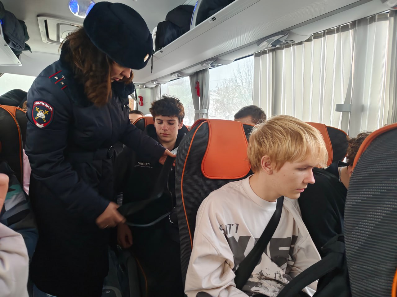 Госавтоинспекция города Твери провела инструктаж с организованной группой детей в автобусе Госавтоинспекция города Твери провела инструктаж с организованной группой детей в автобусе