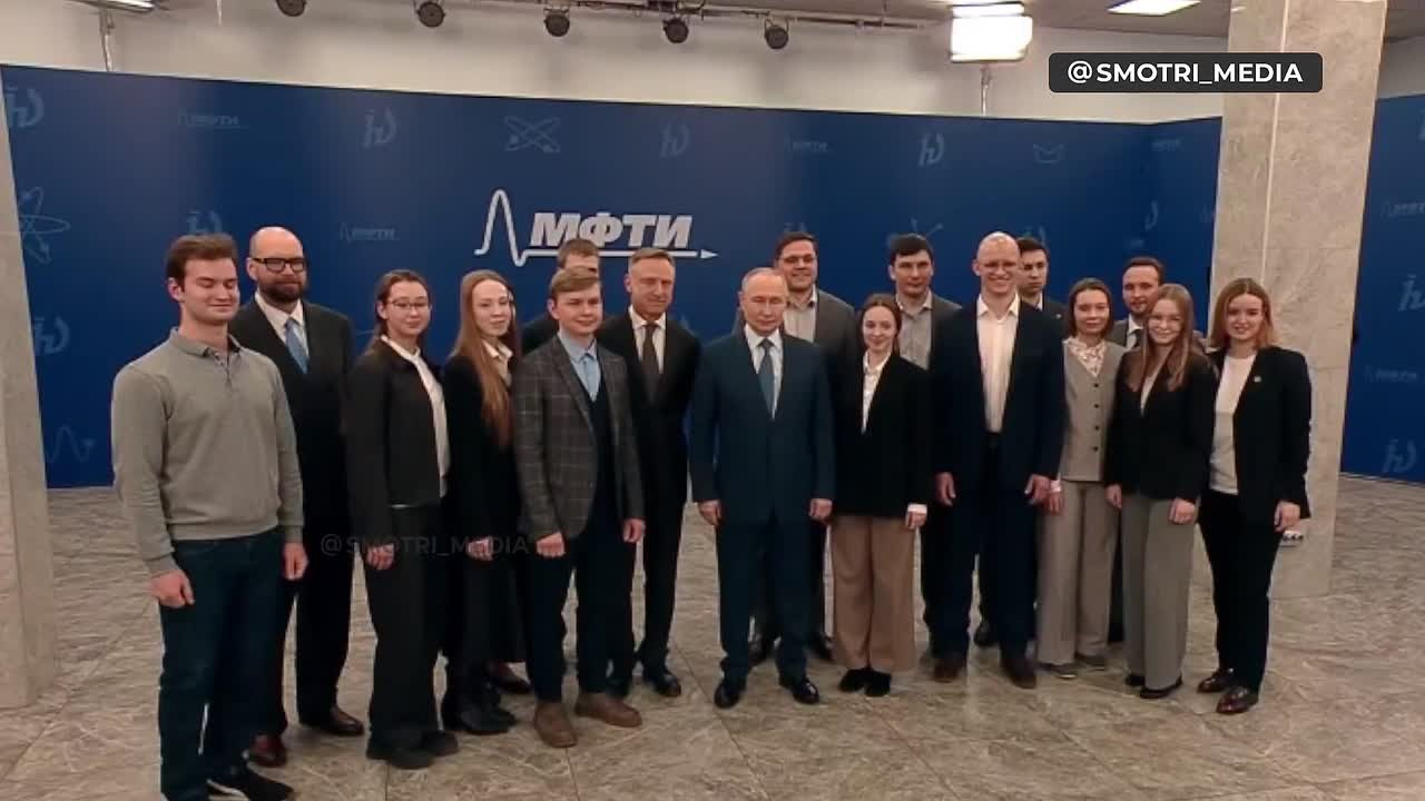 Путин не смог отказать студентам МФТИ в просьбе сфотографироваться