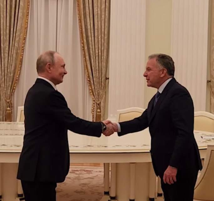 Более двух часов продолжается встреча Путина с американской делегацией в Кремле