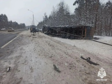 На трассе М10 в Калининском районе произошла авария с участием фуры и легковушки