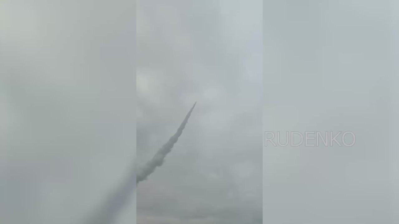 Андрей Руденко: Расчёт зенитного ракетного комплекса «Бук-М3» гвардейской зенитной ракетной бригады группировки войск «Центр» в ходе боевого дежурства выполнил перехват и уничтожение двух снарядов реактивной системы...