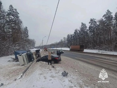 На М-10 в Тверской области две машины улетели в кювет, грузовик опрокинулся