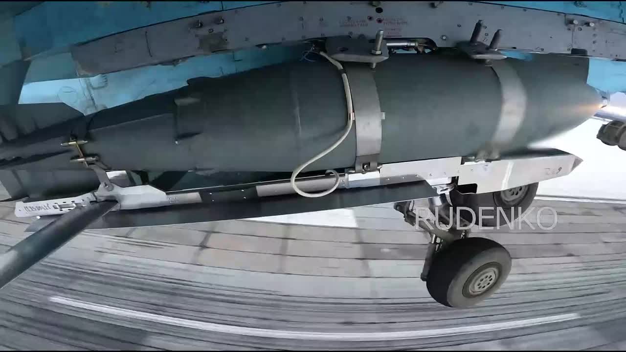 Андрей Руденко: Экипаж многофункционального сверхзвукового истребителя-бомбардировщика Су-34 Воздушно-космических сил нанес удар по пункту управления БпЛА ВСУ в зоне ответственности группировки войск «Центр»