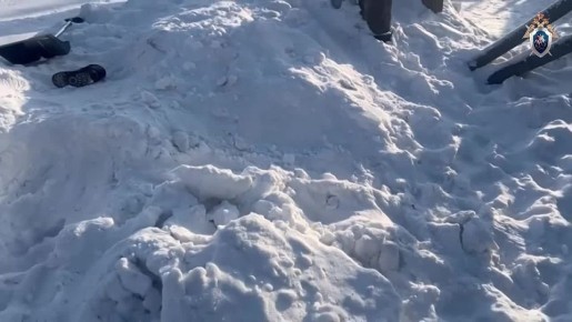 Мама откопала из снега девочку, задохнувшуюся в сугробе в Красноярском крае, сообщил источник RT в правоохранительных органах