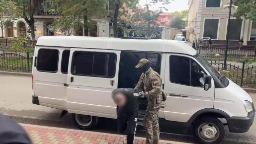 Кадры задержания россиян, совершивших поджоги релейных шкафов и оборудования базовых станций сотовой связи, расположенных в Сакском и Симферопольском районах Крыма