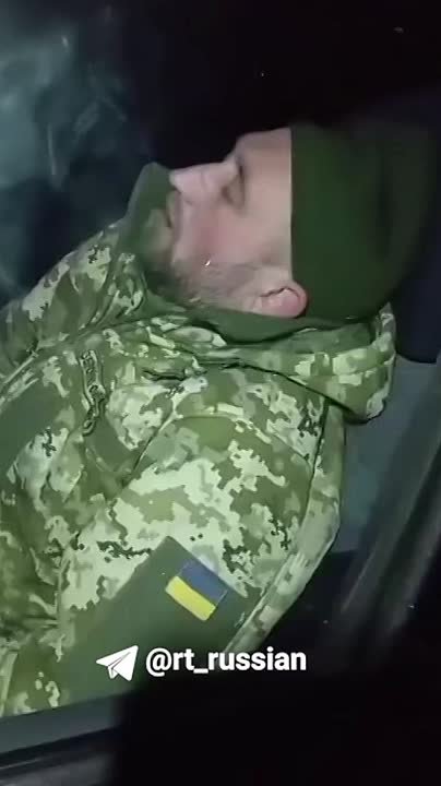 Украинский военком, предположительно под наркотиками, остановил машину посреди дороги и уснул