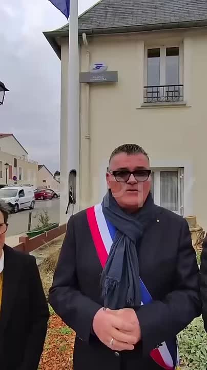 Мэр французского департамента Ивелин в прямом эфире снял флаг ЕС с флагштока у здания местной администрации