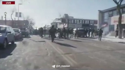 Обстановка в Миннеаполисе накалилась: силовики жёстко задерживают людей и применяют слезоточивый газ, жители cтроят баррикады