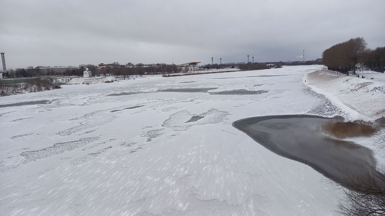 В Твери ребенок съехал с горки в реку и провалился под лед