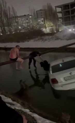 Такси упало в воду в Дагестане, когда объезжало по гололёду неудачно стоявшую машину, рассказал RT его водитель