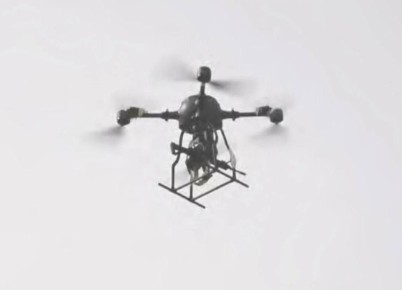 В Китае испытали дрон-снайпер, оснащённый винтовкой, пишет South China Morning Post