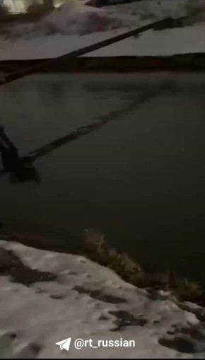 Водитель сам сумел выбраться из авто, упавшего в воду в Махачкале