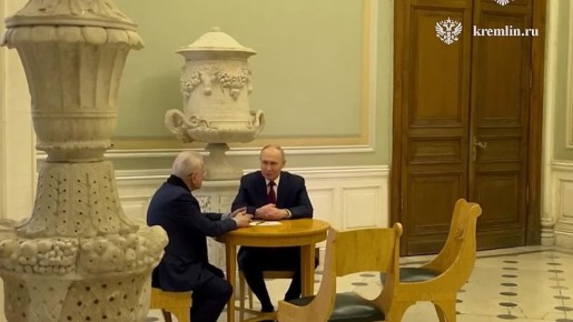 Владимир Путин с генеральным директором Эрмитажа Михаилом Пиотровским перед встречей с королём Малайзии султаном Ибрагимом