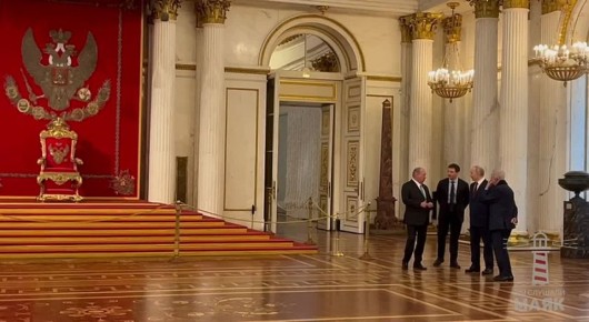 Путин показал Верховному правителю Малайзии императорский трон в Георгиевском зале Эрмитажа