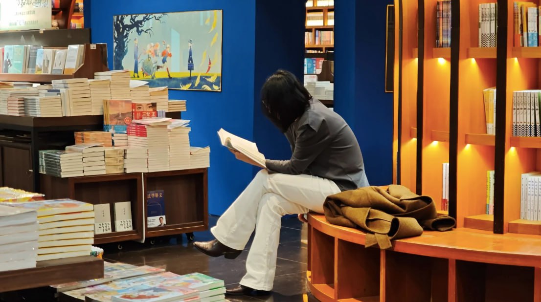 Детективы и побег от реальности: самые продаваемые художественные книги — 2025