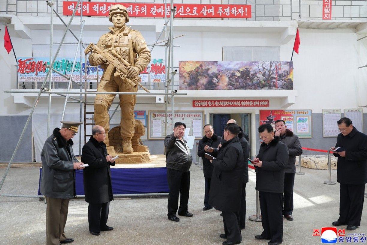 В КНДР создают скульптуры, посвященные боевым подвигам солдат, которые помогали России освобождать Курскую область от укронацистов