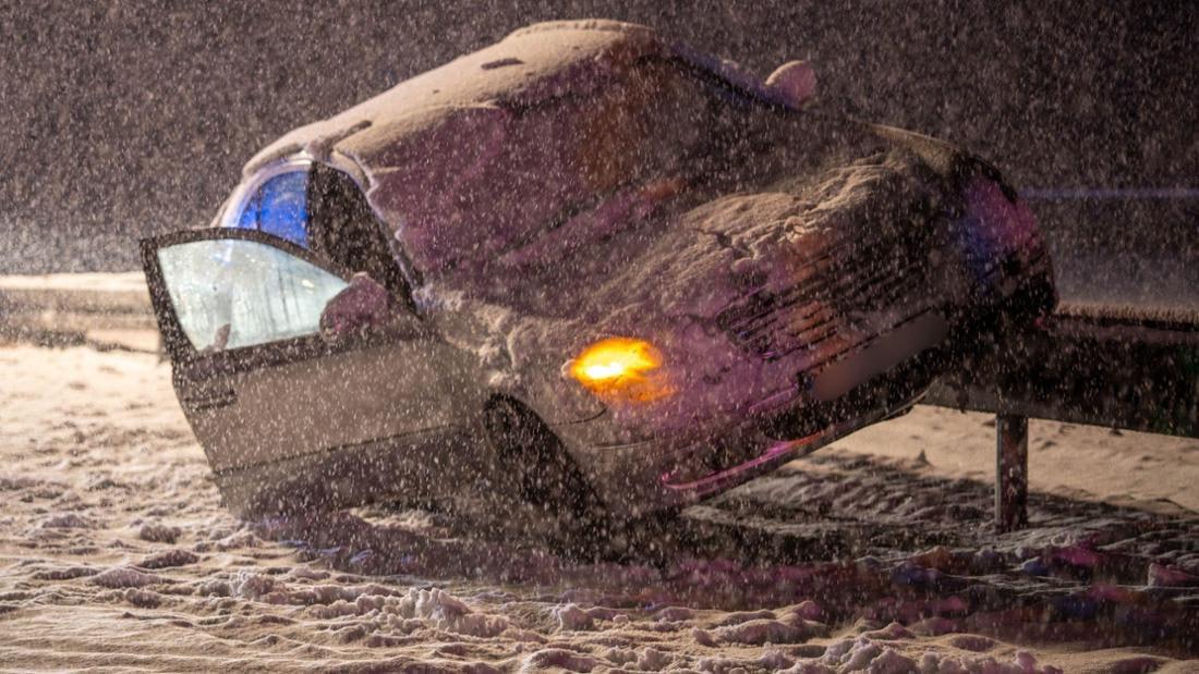 Снегопады парализовали движение транспорта по всей Германии, сообщают немецкие СМИ Снегопады парализовали движение транспорта по всей Германии, сообщают немецкие СМИ