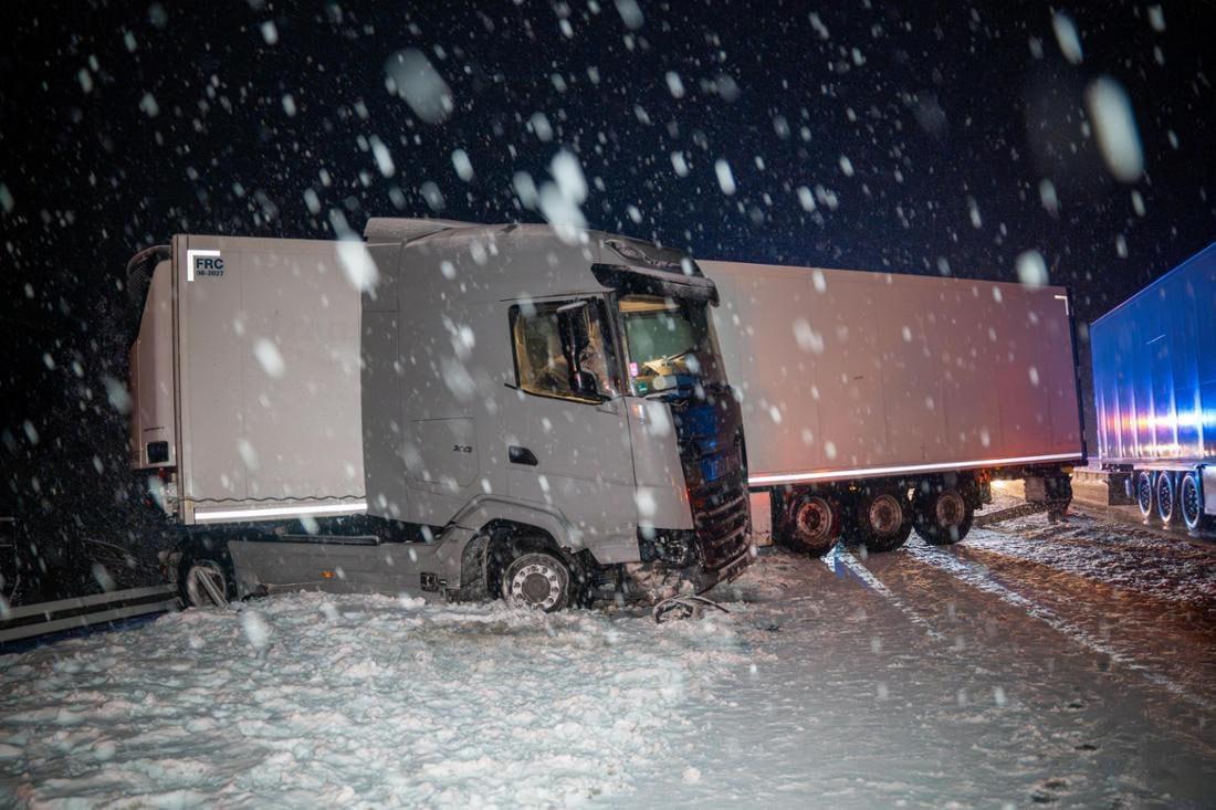 Снегопады парализовали движение транспорта по всей Германии, сообщают немецкие СМИ Снегопады парализовали движение транспорта по всей Германии, сообщают немецкие СМИ