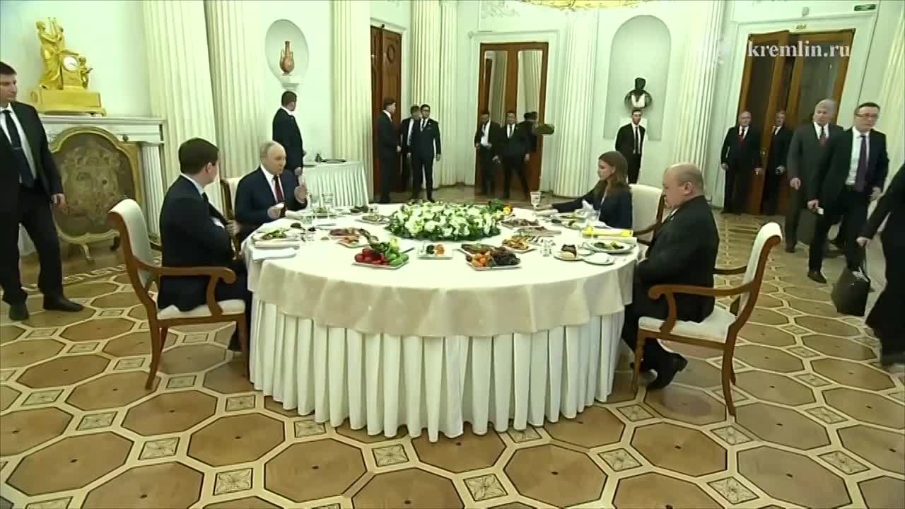 Общение глав государств продолжилось в формате рабочего завтрака