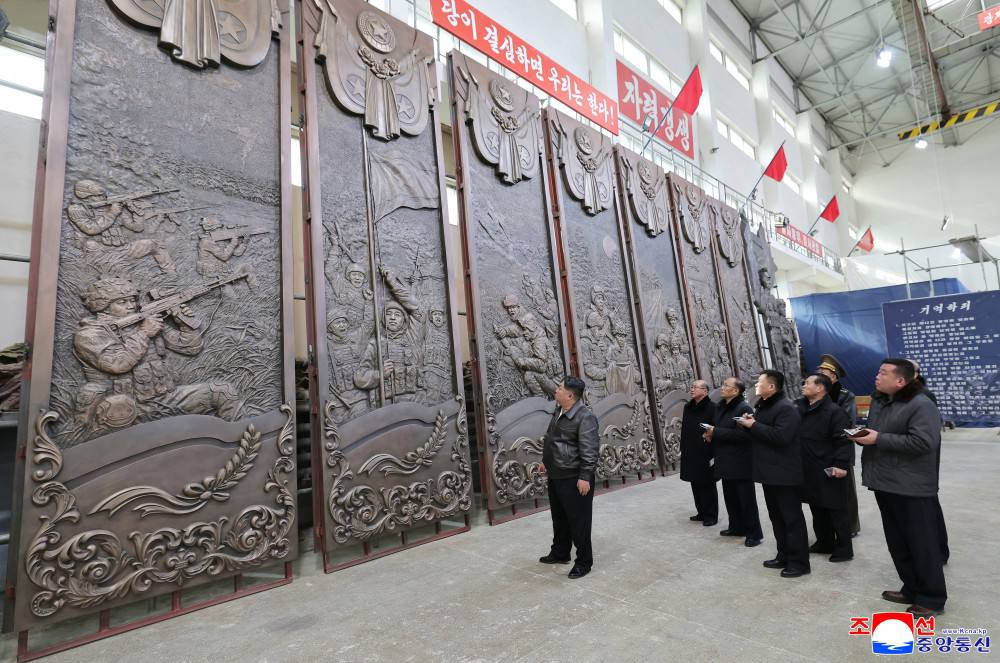 В КНДР готовят скульптуры в честь подвигов военных в Курской области: процесс контролирует лично Ким Чен Ын В КНДР готовят скульптуры в честь подвигов военных в Курской области: процесс контролирует лично Ким Чен Ын