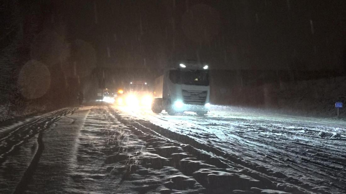 Снегопады парализовали движение транспорта по всей Германии, сообщают немецкие СМИ