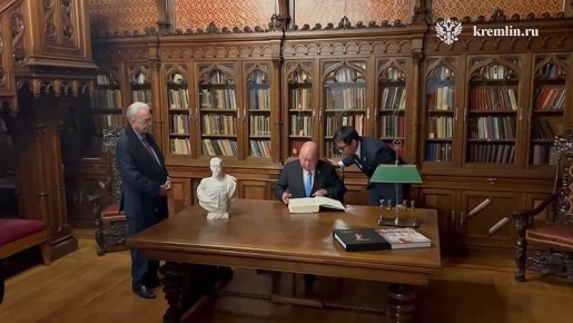 Верховный правитель Малайзии оставил запись в книге почётных гостей Эрмитажа