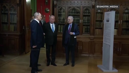 Фрагмент экскурсии Путина и и верховного правителя Малайзии по Эрмитажу