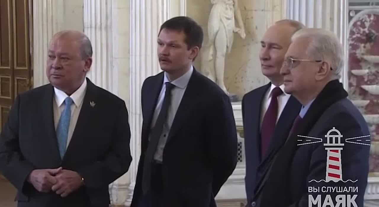 Специально для гостя из Малайзии Павлин запел