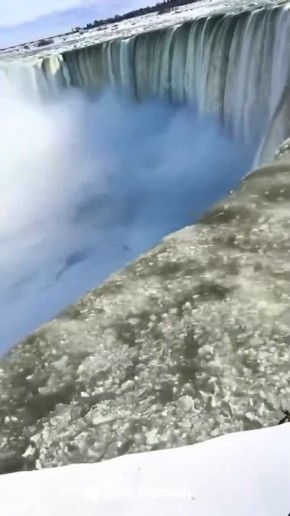Вода с кусками льда переливается через край — так выглядит Ниагарский водопад сейчас, во время сильных морозов, утверждают в сети