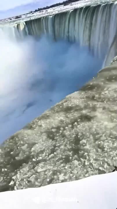 Вода с кусками льда переливается через край — так выглядит Ниагарский водопад сейчас, во время сильных морозов, утверждают в сети