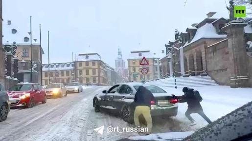 Сотни аварий, местами парализовано движение транспорта: на Германию обрушились снегопады
