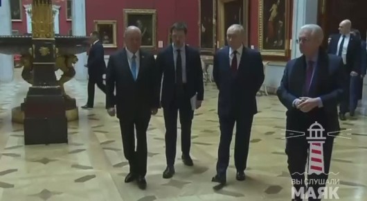 Президент России лично проводит экскурсию в Эрмитаже для Верховного правителя Малайзии султана Ибрагима