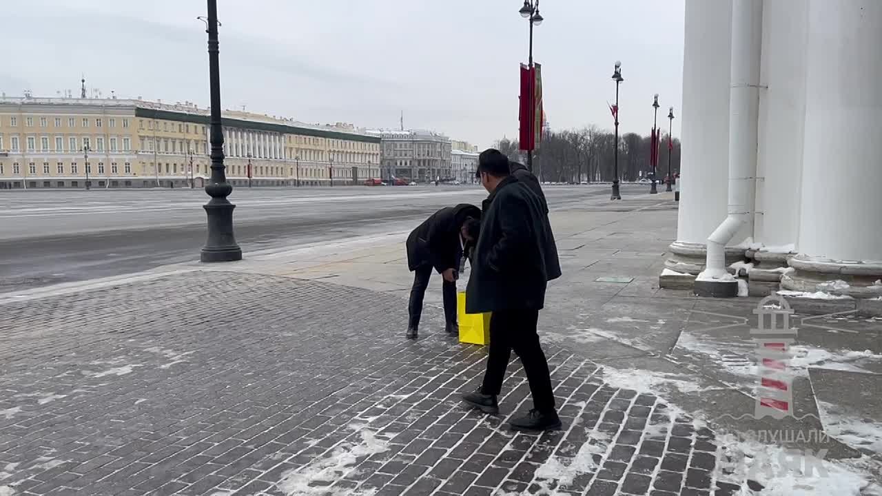 Дипломаты чуть не уронили подарок для "His majesty"