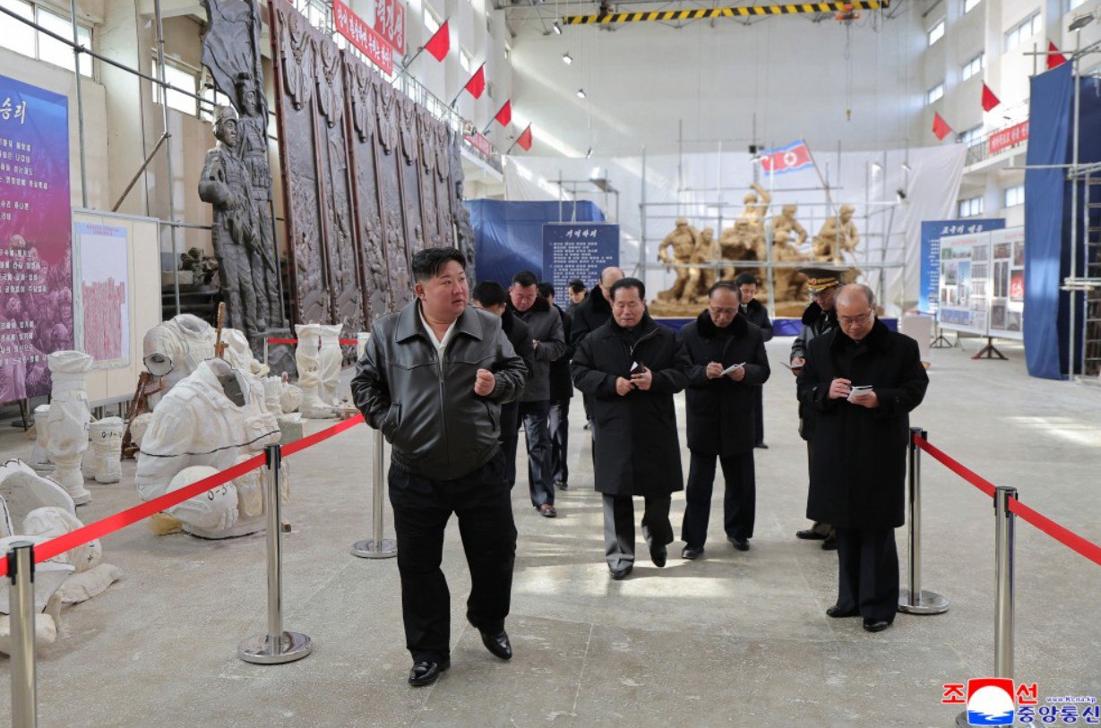 В КНДР создают скульптуры, посвященные боевым подвигам солдат, которые помогали России освобождать Курскую область от укронацистов В КНДР создают скульптуры, посвященные боевым подвигам солдат, которые помогали России освобождать Курскую область от укронацистов