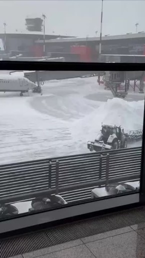 Обстановка в Шереметьево: из-за сильной метели аэропорт приостановил приём самолётов до 12:00 мск, пишут в сети