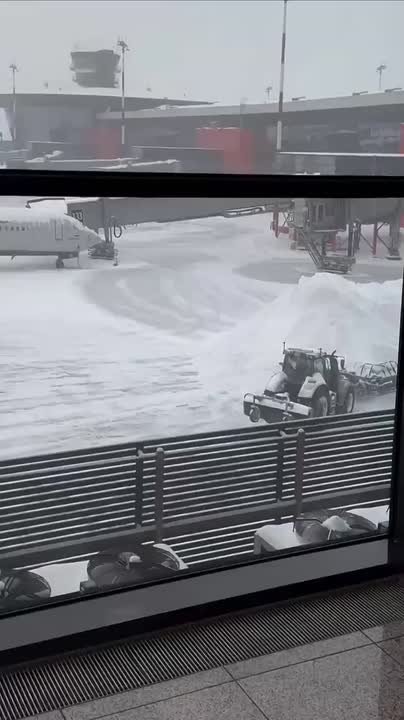 Обстановка в Шереметьево: из-за сильной метели аэропорт приостановил приём самолётов до 12:00 мск, пишут в сети