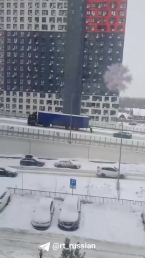 Видео с толкающим в гору фуру сотрудником ГИББД в подмосковном Реутове настоящее