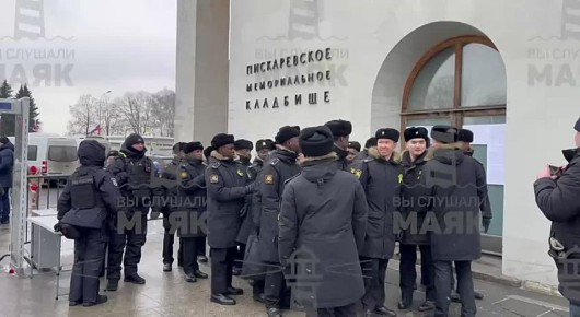 В 82-ю годовщину полного освобождения Ленинграда от фашистской блокады на Пискаревском мемориальном кладбище собираются военные и родственники погибших