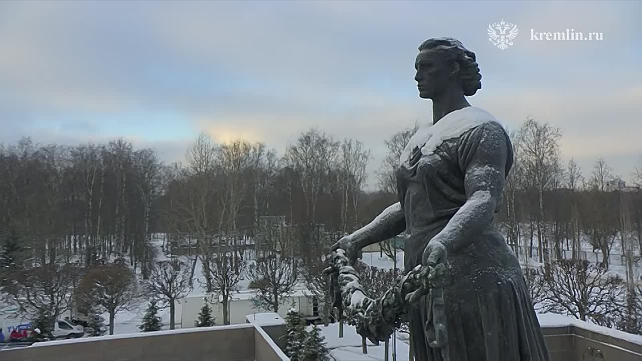 На Пискарёвском мемориальном кладбище в Санкт-Петербурге Президент возложил венок к монументу «Мать-Родина»
