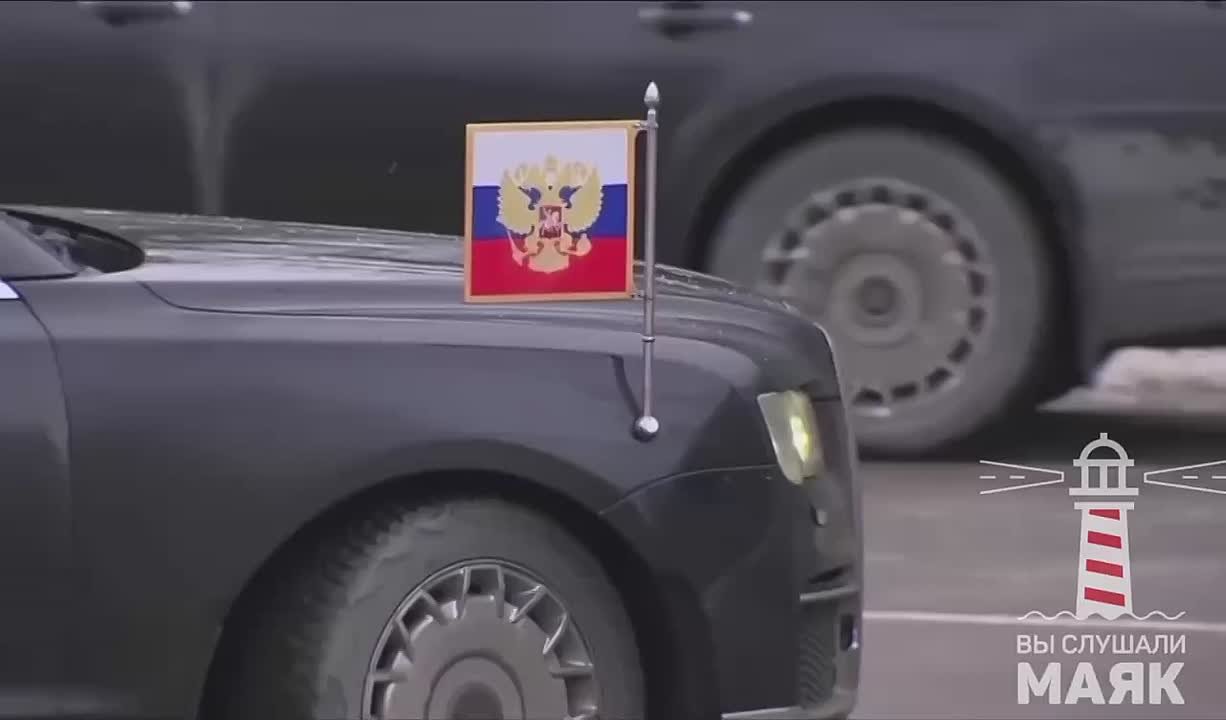 Следы непогоды в Петербурге на президентском «Aurus»