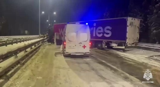 Появилось видео с места аварии с грузовиком на трассе в Тверской области