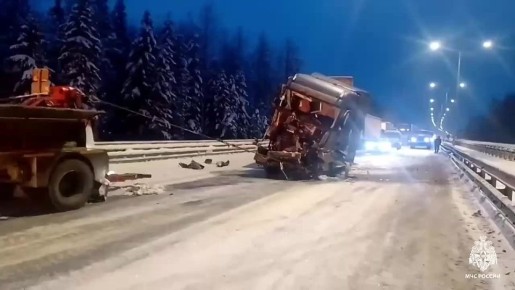 В 8.31 пресс-служба МЧС сообщила, что движение на трассе восстановлено: разбитую фуру оттащили в сторону
